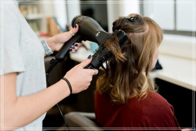 ドライヤーされている女性