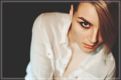 シャツを着こなす女性