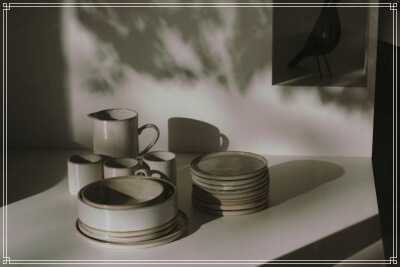 テーブルの上にあるコーヒーカップ