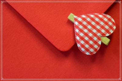 ハートのクリップと赤い封筒