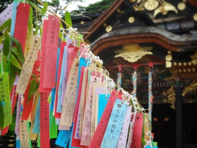 短冊飾りと寺