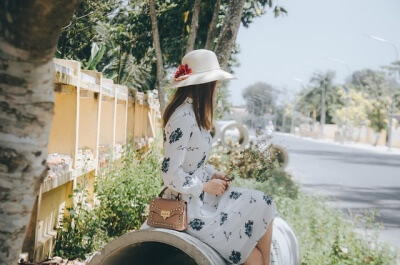 夏のワンピース姿の女性