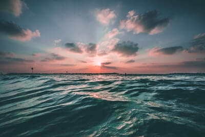 朝焼けの海