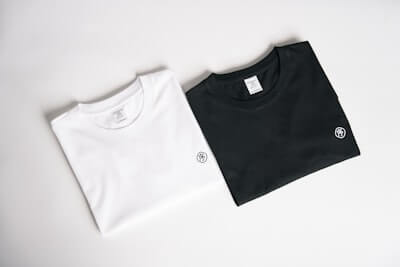 モノトーンのTシャツ