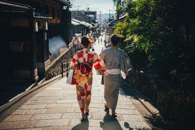 浴衣を着ているカップルの後ろ姿