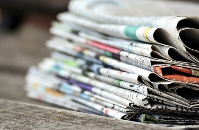 積み重なった新聞紙