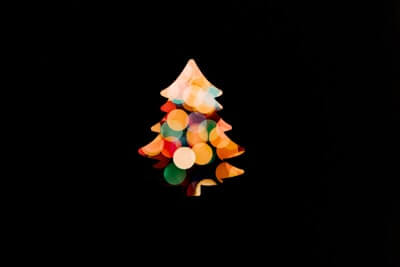 ライトで形作られたクリスマスツリー