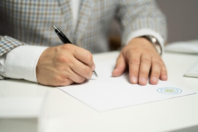 手紙を書く男性の手元