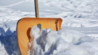 雪とスコップ